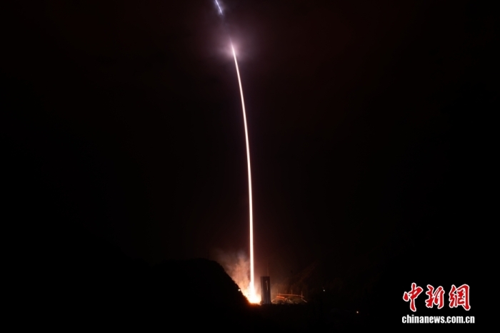 北京时间12月27日0时07分，我国在西昌卫星发射中心使用长征三号乙运载火箭，成功将风云四号03星发射升空，卫星顺利进入预定轨道，发射任务获得圆满成功。此次任务是长征系列运载火箭的第621次飞行。杨熙 摄